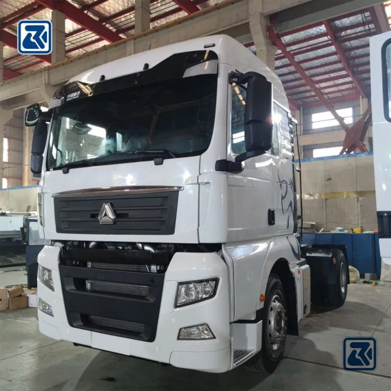 Vista frontal de un camión tractor SITRAK 4X2 en una cadena de montaje, centrándose en su moderno diseño de cabina.